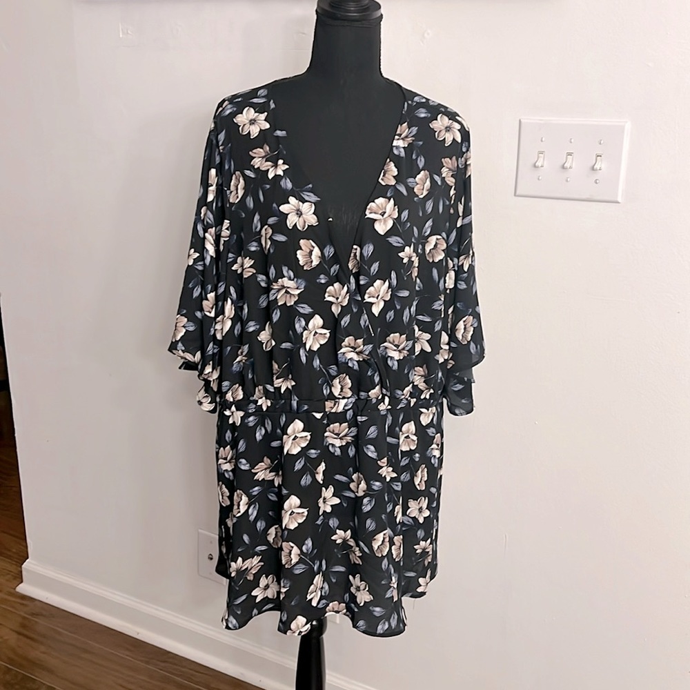 Torrid Plus Size Floral V Neck Tunic, Sz. 4.